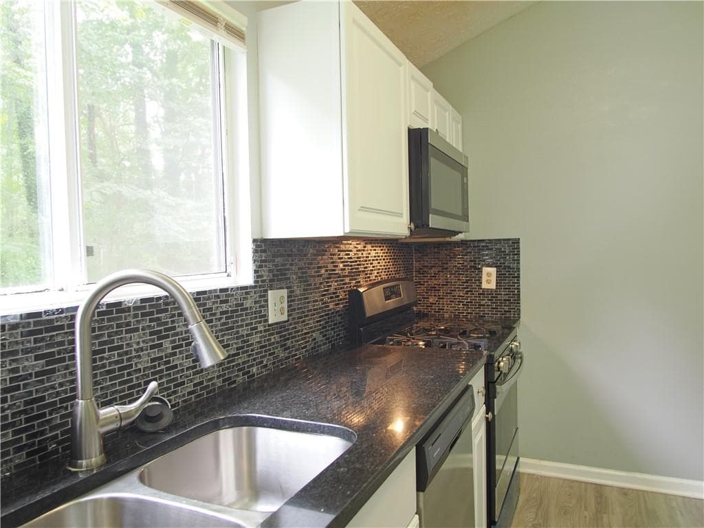3 bedroom, 2 bathroom, 1,494 sq ft single family residence under contract at 5139 Galbraith Circle, Stone Mountain, GA 30088 — photo 9