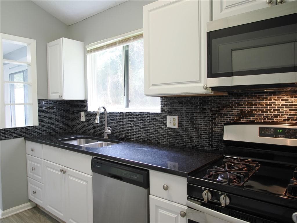 3 bedroom, 2 bathroom, 1,494 sq ft single family residence under contract at 5139 Galbraith Circle, Stone Mountain, GA 30088 — photo 7