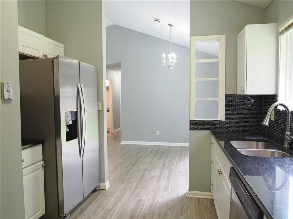 3 bedroom, 2 bathroom, 1,494 sq ft single family residence under contract at 5139 Galbraith Circle, Stone Mountain, GA 30088 — photo 6