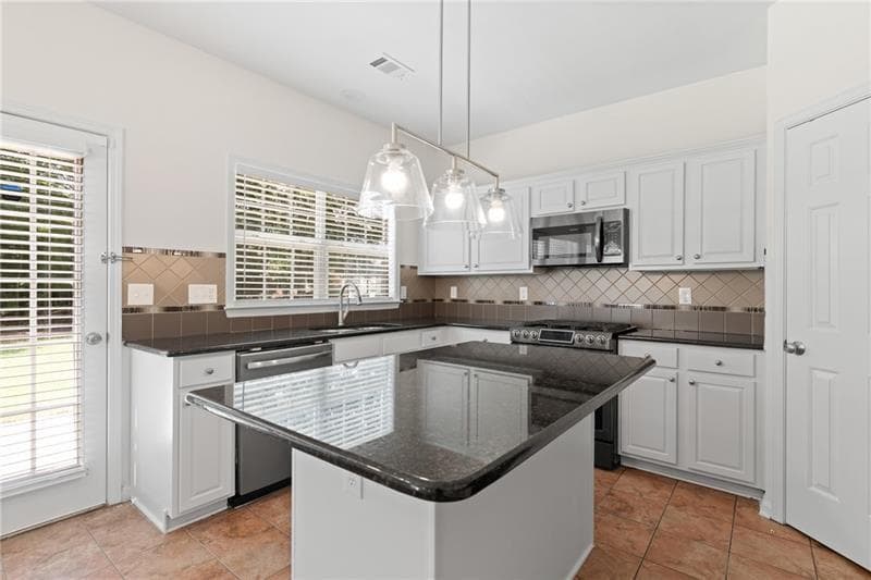 4 bedroom, 3 bathroom, 2,401 sq ft single family residence under contract at 8210 Shakerag Trace, Suwanee, GA 30024 — photo 6