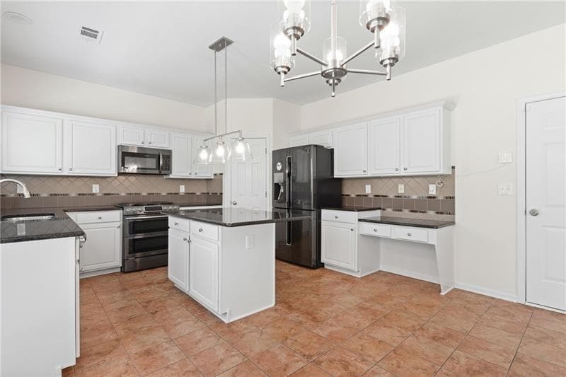 4 bedroom, 3 bathroom, 2,401 sq ft single family residence under contract at 8210 Shakerag Trace, Suwanee, GA 30024 — photo 8