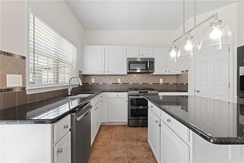 4 bedroom, 3 bathroom, 2,401 sq ft single family residence under contract at 8210 Shakerag Trace, Suwanee, GA 30024 — photo 9