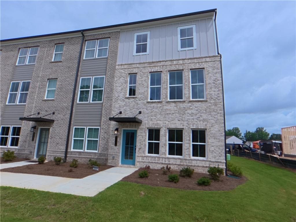 3 bedroom, 4 bathroom, 2,000 sq ft townhouse for rent at 2929 Beaconwood Court, Lawrenceville, GA 30043 for $3,099 a month — photo 1 of 24