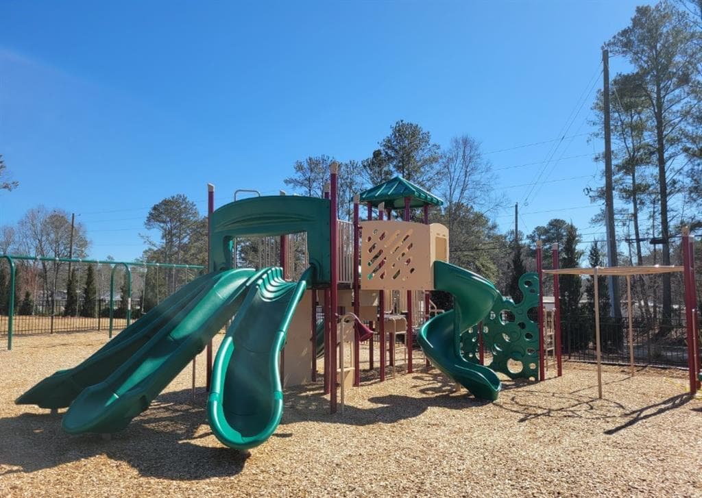 4 bedroom, 2 bathroom, 1,843 sq ft single family residence for sale at 134 Oakchase Park Lane, Hampton, GA 30228 — photo 3