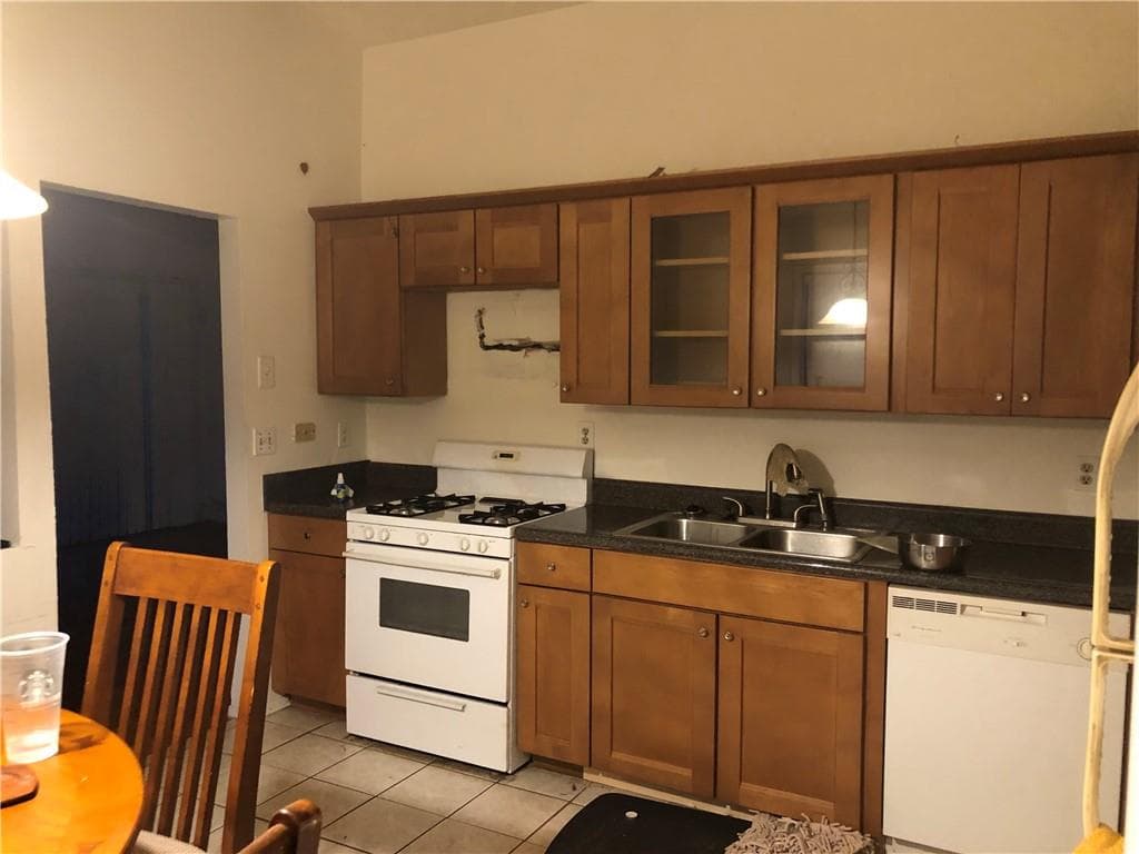 3 bedroom, 2 bathroom, 1,300 sq ft single family residence for sale at 4817 Mainstreet Valley Trace, Stone Mountain, GA 30088 — photo 5
