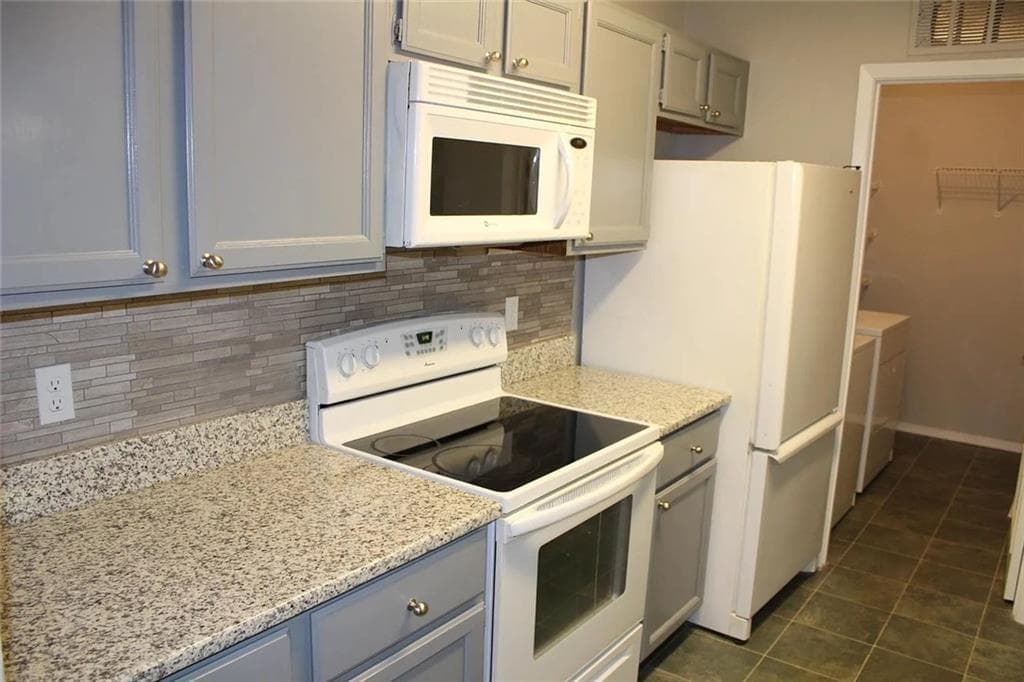 2 bedroom, 2 bathroom, 1,000 sq ft condominium for rent at 204 Warm Springs Circle, Roswell, GA 30075 for $1,870 a month — photo 2