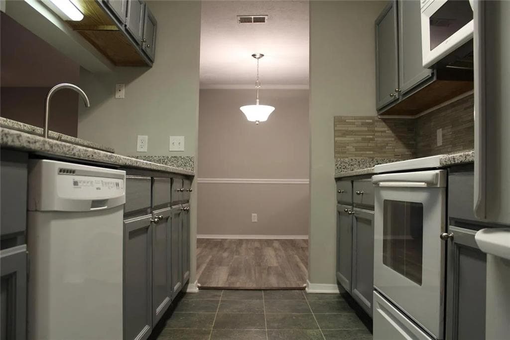 2 bedroom, 2 bathroom, 1,000 sq ft condominium for rent at 204 Warm Springs Circle, Roswell, GA 30075 for $1,870 a month — photo 6