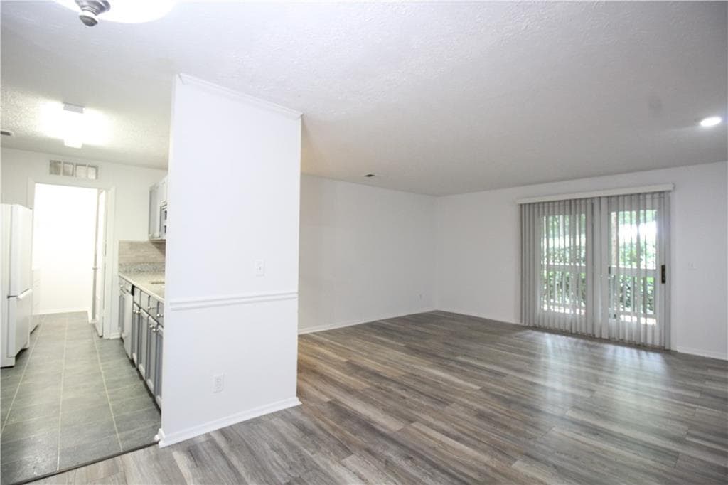 2 bedroom, 2 bathroom, 1,000 sq ft condominium for rent at 204 Warm Springs Circle, Roswell, GA 30075 for $1,870 a month — photo 5