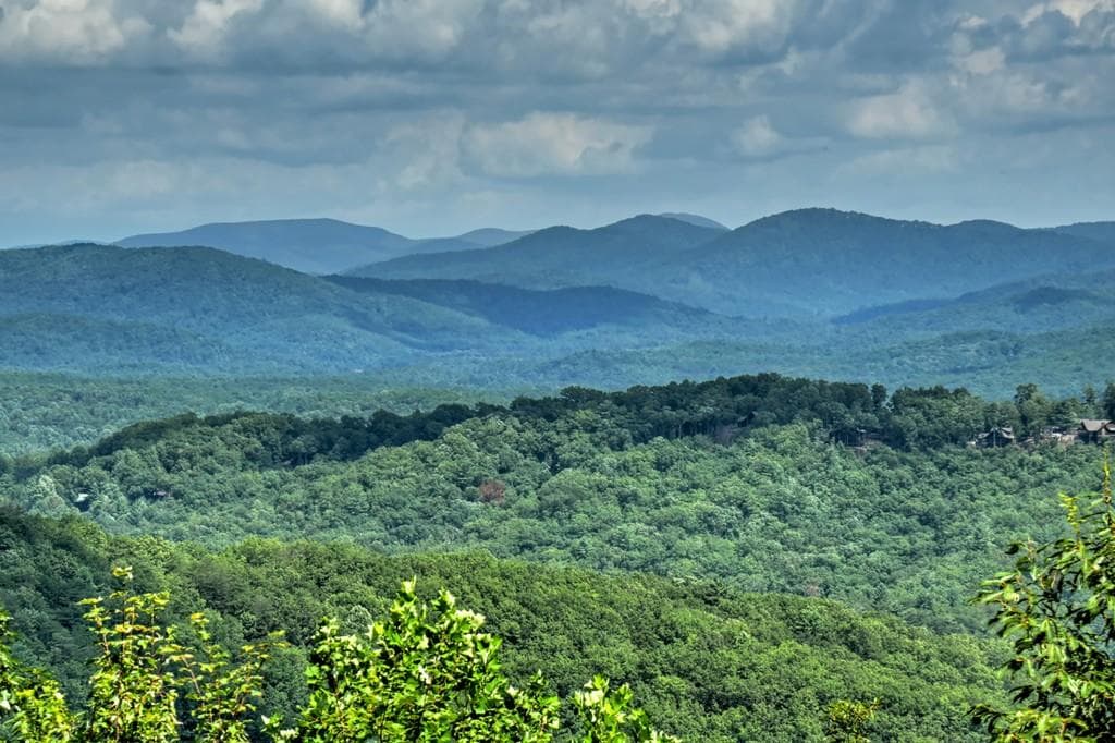 6 bedroom, 5 bathroom, 4,692 sq ft single family residence for sale at 440 Cochise Road, Blue Ridge, GA 30513 — photo 4