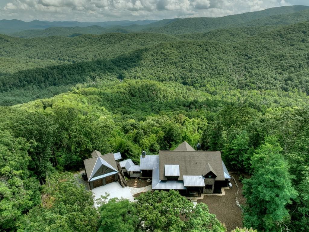 6 bedroom, 5 bathroom, 4,692 sq ft single family residence for sale at 440 Cochise Road, Blue Ridge, GA 30513 — photo 5