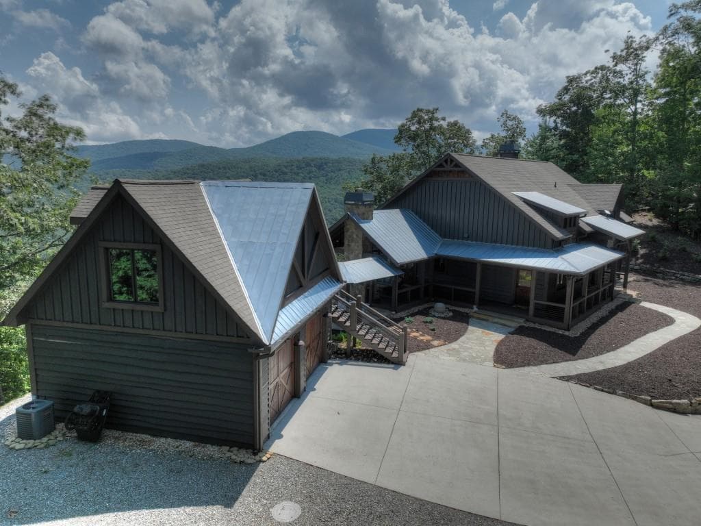 6 bedroom, 5 bathroom, 4,692 sq ft single family residence for sale at 440 Cochise Road, Blue Ridge, GA 30513 — photo 7
