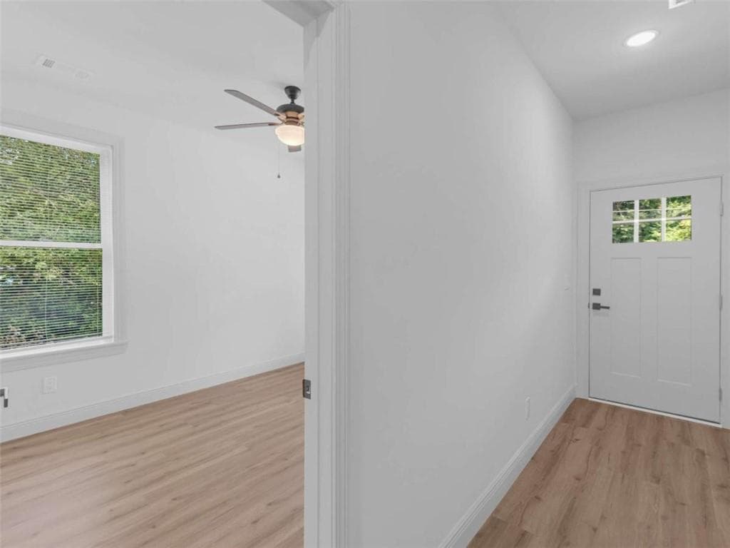 5 bedroom, 4 bathroom, 2,700 sq ft single family residence under contract at 245 Lakeview Drive, Locust Grove, GA 30248 — photo 2