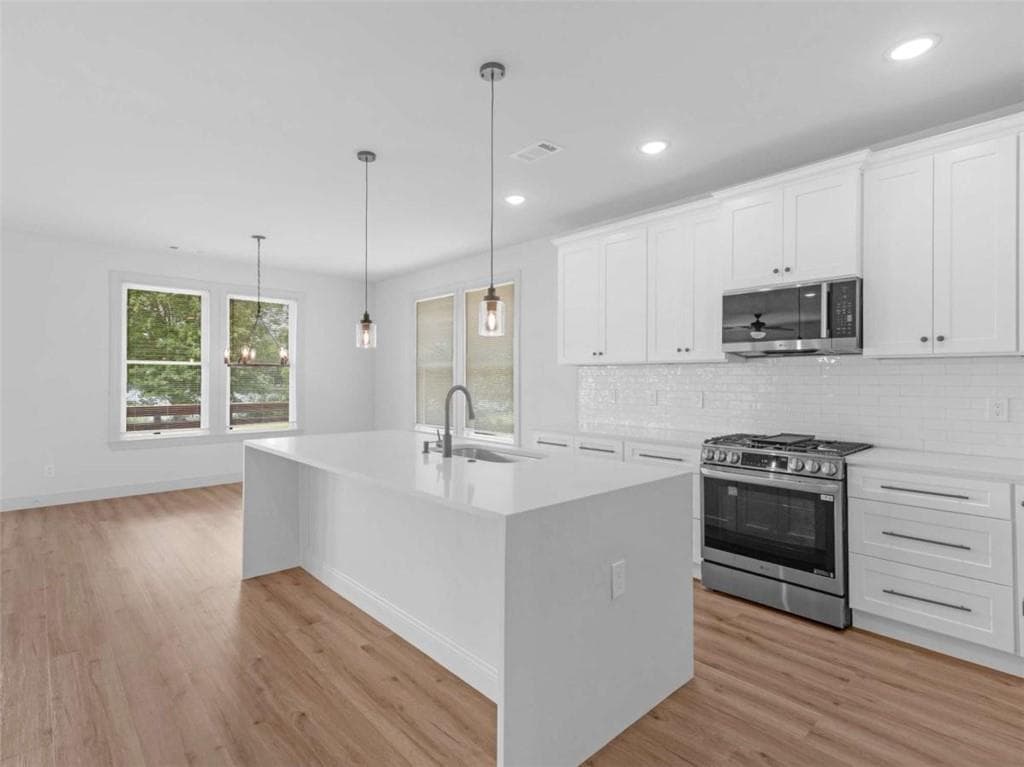 5 bedroom, 4 bathroom, 2,700 sq ft single family residence under contract at 245 Lakeview Drive, Locust Grove, GA 30248 — photo 3