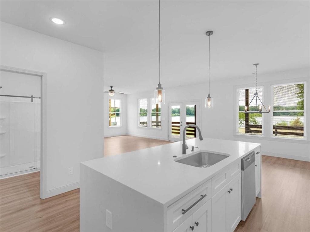 5 bedroom, 4 bathroom, 2,700 sq ft single family residence under contract at 245 Lakeview Drive, Locust Grove, GA 30248 — photo 6