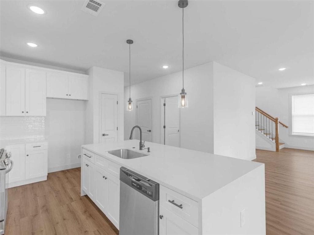 5 bedroom, 4 bathroom, 2,700 sq ft single family residence under contract at 245 Lakeview Drive, Locust Grove, GA 30248 — photo 7