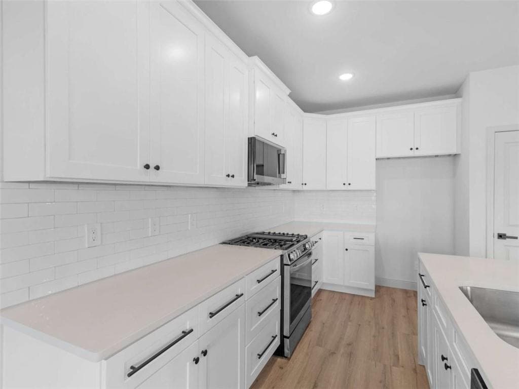 5 bedroom, 4 bathroom, 2,700 sq ft single family residence under contract at 245 Lakeview Drive, Locust Grove, GA 30248 — photo 8