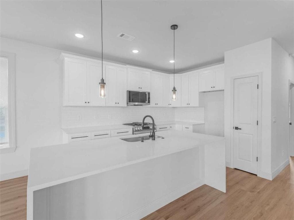 5 bedroom, 4 bathroom, 2,700 sq ft single family residence under contract at 245 Lakeview Drive, Locust Grove, GA 30248 — photo 9
