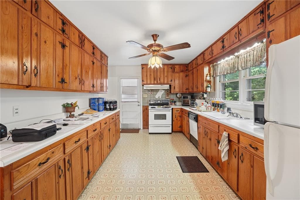 3 bedroom, 3 bathroom, 1,779 sq ft single family residence for sale at 294 Elden Drive, Sandy Springs, GA 30342 — photo 6