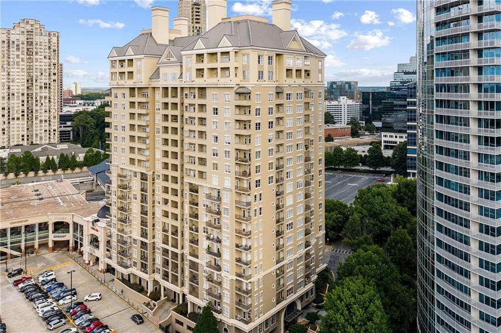 1 bedroom, 1 bathroom, 1,025 sq ft condominium for sale at 3334 Peachtree Road 1001, Atlanta, GA 30326