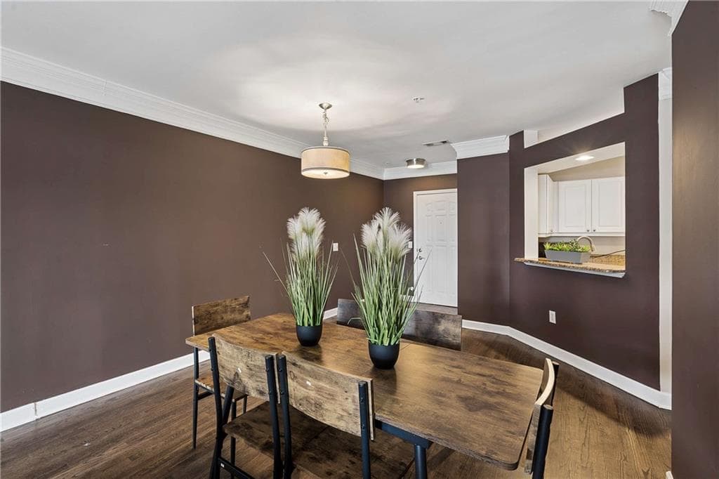 1 bedroom, 1 bathroom, 1,025 sq ft condominium for sale at 3334 Peachtree Road 1001, Atlanta, GA 30326 — photo 9