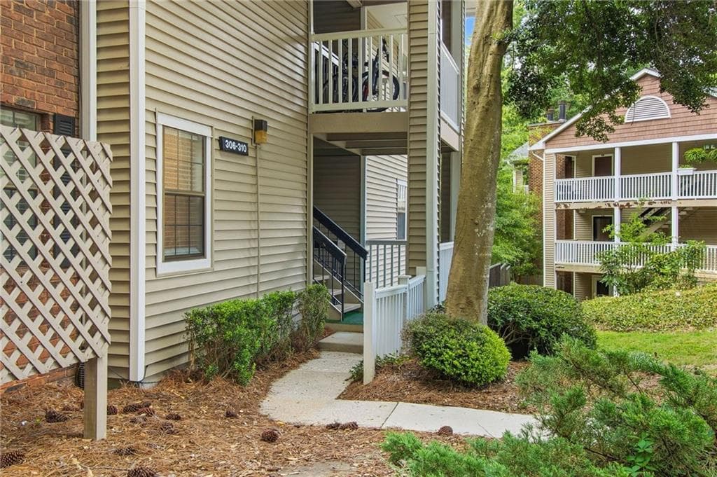 2 bedroom, 2 bathroom, 1,260 sq ft condominium for sale at 307 Barrington Hills Drive, Sandy Springs, GA 30350 — photo 2