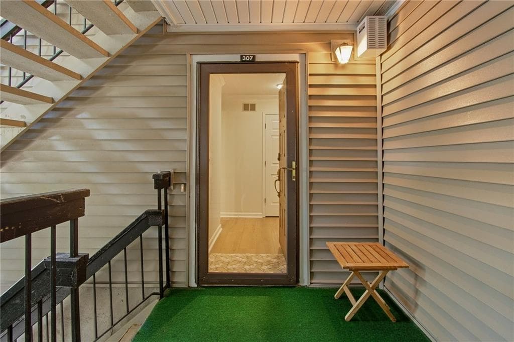 2 bedroom, 2 bathroom, 1,260 sq ft condominium for sale at 307 Barrington Hills Drive, Sandy Springs, GA 30350 — photo 3