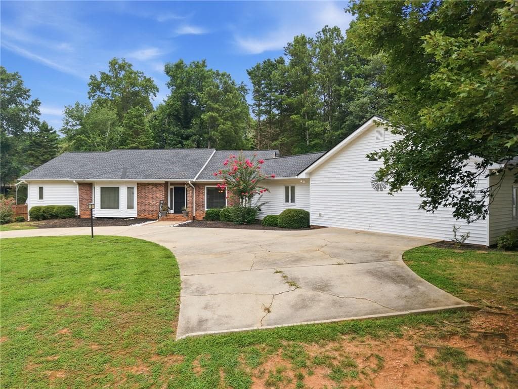 4 bedroom, 4 bathroom, 3,277 sq ft single family residence for sale at 5235 Lanton Circle, Gainesville, GA 30504 — photo 3