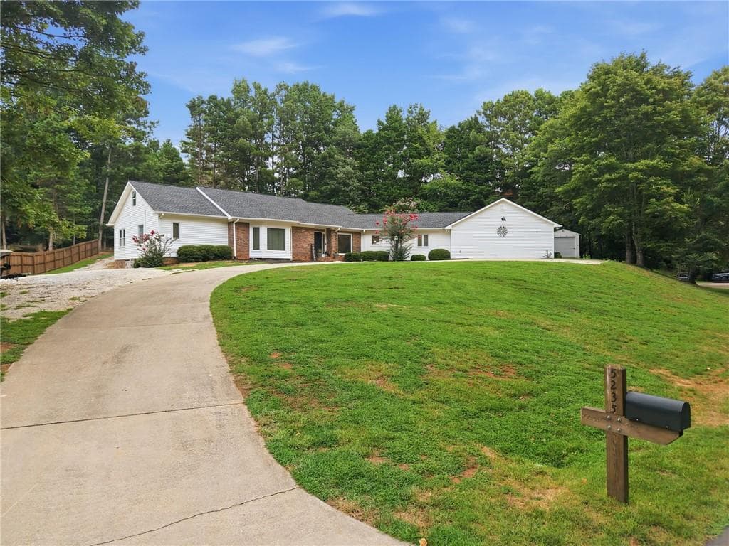 4 bedroom, 4 bathroom, 3,277 sq ft single family residence for sale at 5235 Lanton Circle, Gainesville, GA 30504 — photo 4