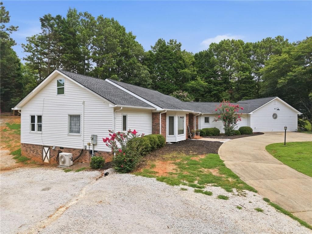 4 bedroom, 4 bathroom, 3,277 sq ft single family residence for sale at 5235 Lanton Circle, Gainesville, GA 30504 — photo 5