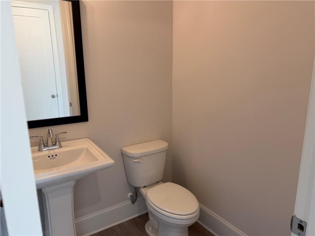 3 bedroom, 3 bathroom, 2,068 sq ft single family residence for sale at 1652 Crestcreek Court, Marietta, GA 30008 — photo 4