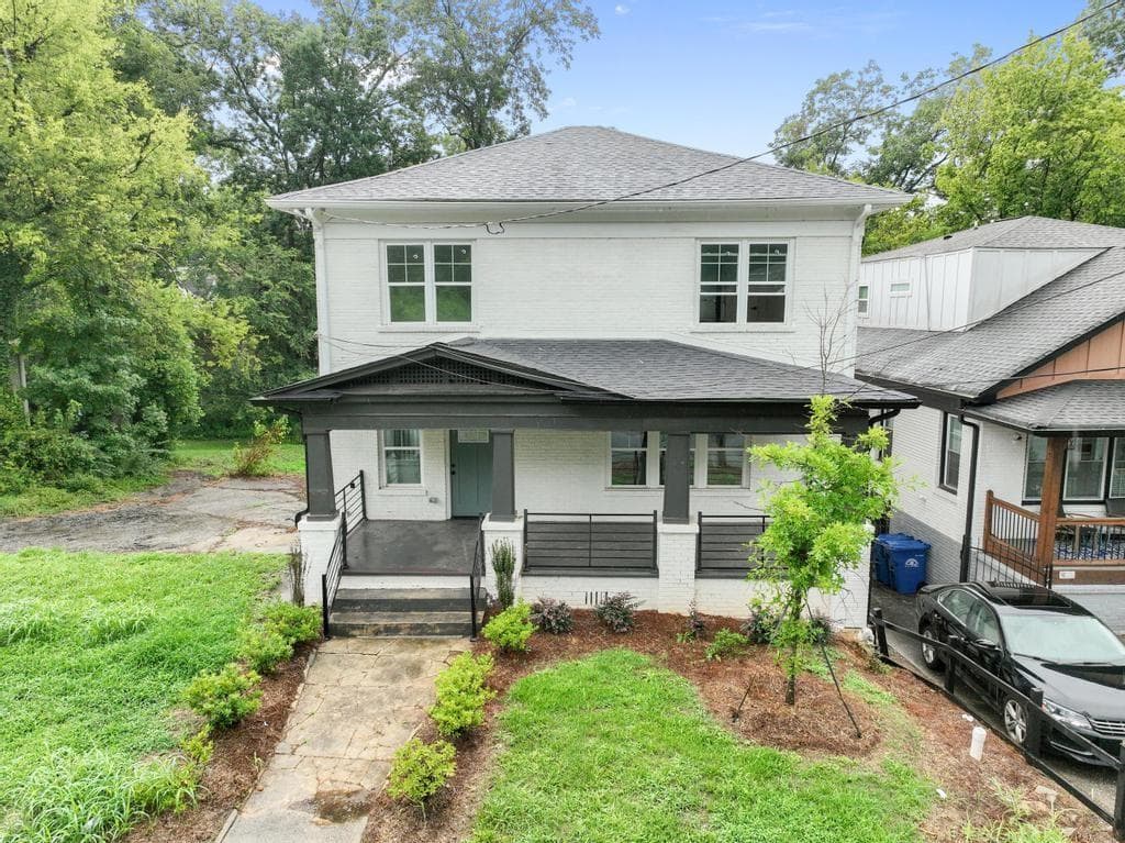 4 bedroom, 3 bathroom, 3,984 sq ft single family residence under contract at 1046 Mayson Turner Road, Atlanta, GA 30314 — photo 2