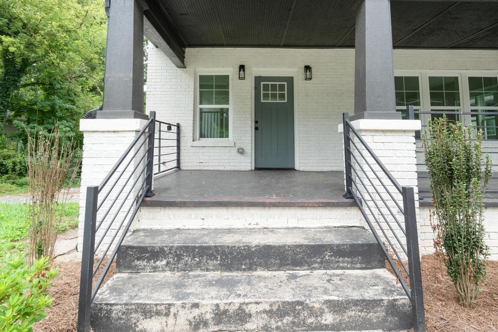 4 bedroom, 3 bathroom, 3,984 sq ft single family residence under contract at 1046 Mayson Turner Road, Atlanta, GA 30314 — photo 4