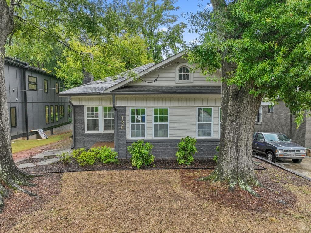 3 bedroom, 2 bathroom, 1,448 sq ft single family residence under contract at 1670 S Gordon Street, Atlanta, GA 30310 — photo 2