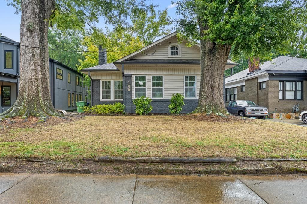 3 bedroom, 2 bathroom, 1,448 sq ft single family residence under contract at 1670 S Gordon Street, Atlanta, GA 30310