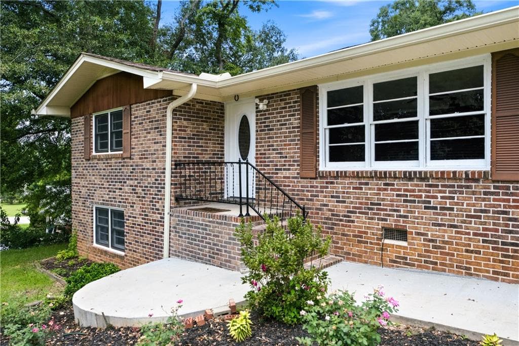 2 bedroom, 2 bathroom, 1,283 sq ft single family residence under contract at 410 Jordan Street, Royston, GA 30662 — photo 3