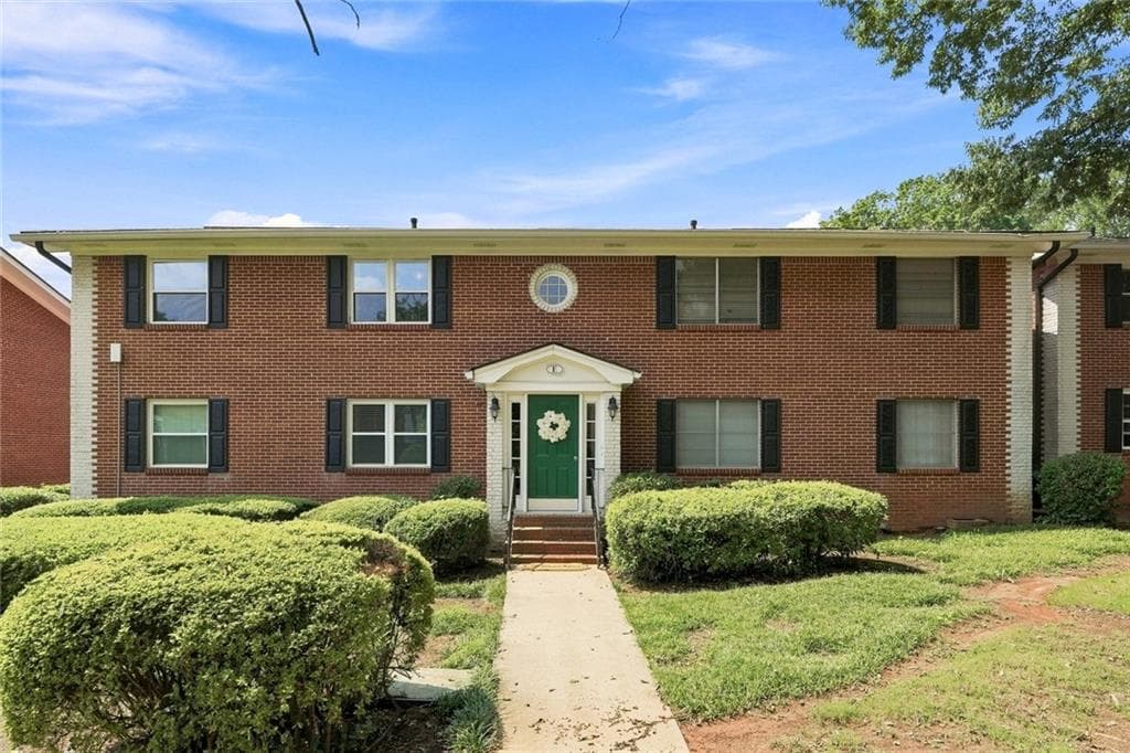 2 bedroom, 2 bathroom, 918 sq ft townhouse for sale at 4282 Roswell Road E2, Atlanta, GA 30342