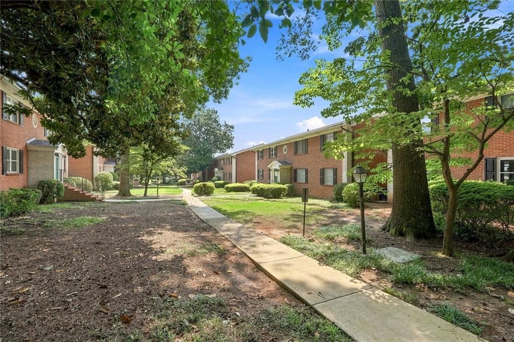 2 bedroom, 2 bathroom, 918 sq ft townhouse for sale at 4282 Roswell Road E2, Atlanta, GA 30342 — photo 4