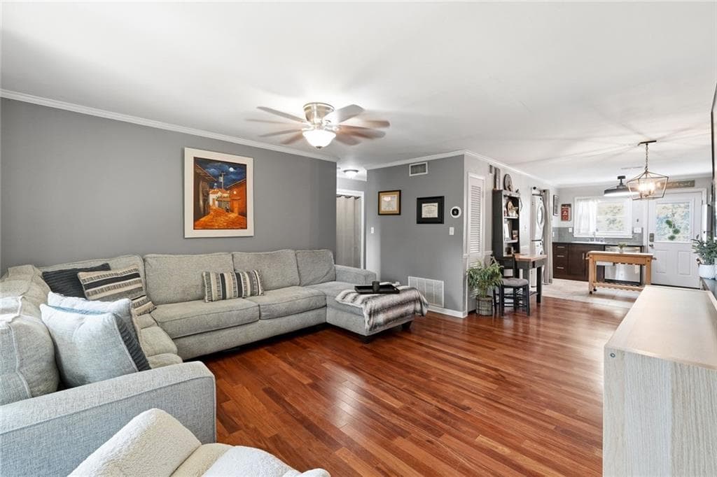 2 bedroom, 2 bathroom, 918 sq ft townhouse for sale at 4282 Roswell Road E2, Atlanta, GA 30342 — photo 5