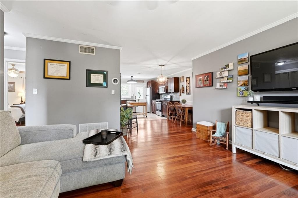 2 bedroom, 2 bathroom, 918 sq ft townhouse for sale at 4282 Roswell Road E2, Atlanta, GA 30342 — photo 7