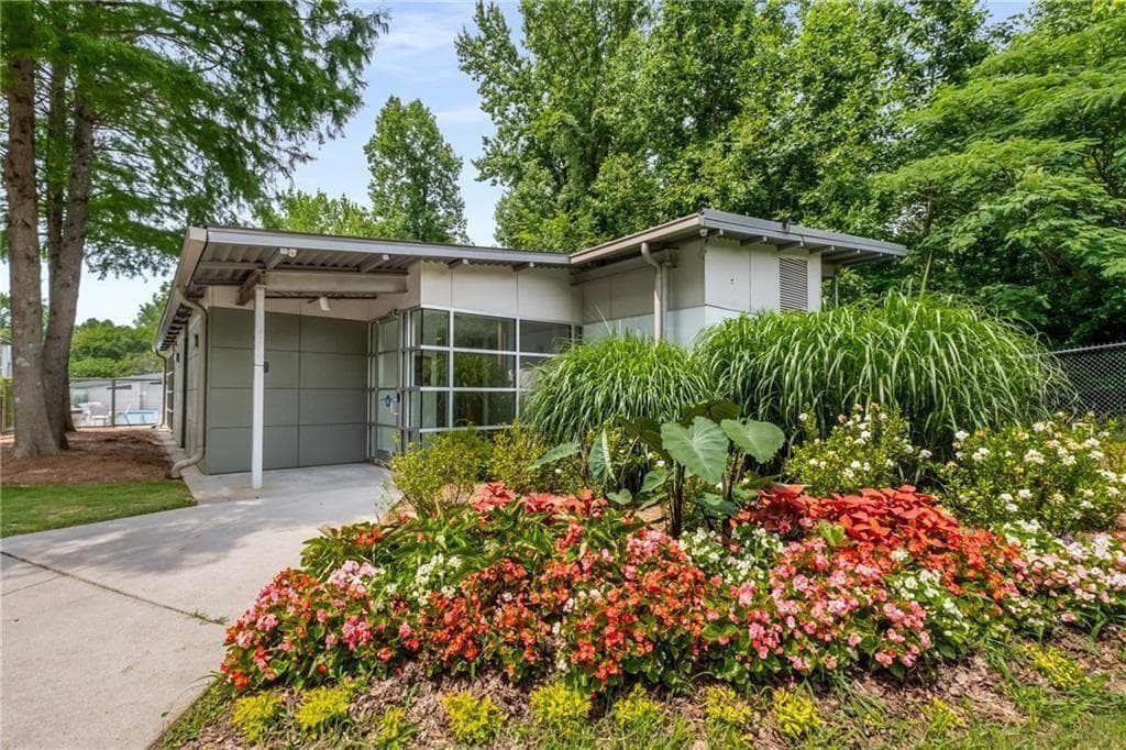 2 bedroom, 3 bathroom, 1,984 sq ft townhouse for rent at 1380 Stirling Circle 26, Atlanta, GA 30318 for $3,500 a month — photo 4
