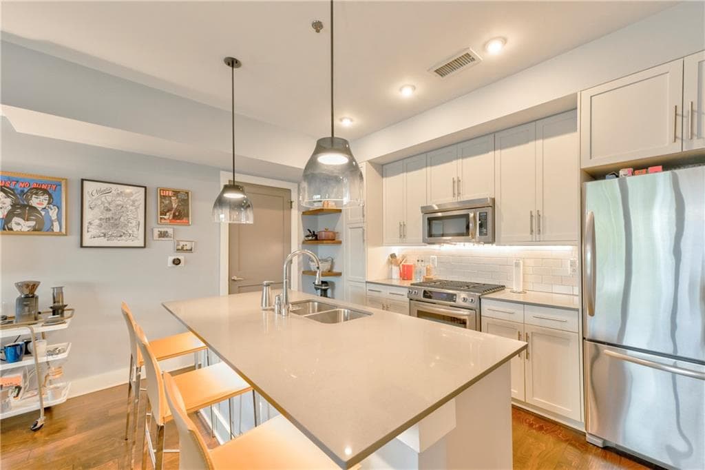 2 bedroom, 2 bathroom, 1,256 sq ft condominium under contract at 1100 Howell Mill Road 312, Atlanta, GA 30318 — photo 3
