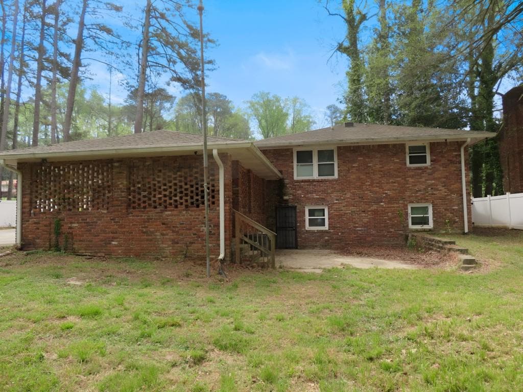 3 bedroom, 3 bathroom, 1,713 sq ft single family residence under contract at 2705 Hayden Drive, East Point, GA 30344 — photo 3