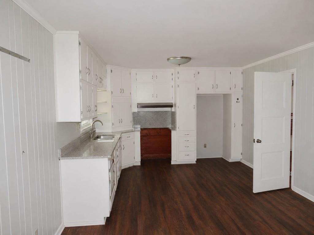 3 bedroom, 3 bathroom, 1,713 sq ft single family residence under contract at 2705 Hayden Drive, East Point, GA 30344 — photo 6