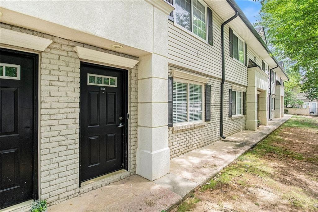 2 bedroom, 2 bathroom, 1,000 sq ft condominium under contract at 6940 Roswell Road 16B, Atlanta, GA 30328 — photo 2