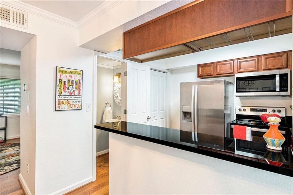2 bedroom, 2 bathroom, 1,000 sq ft condominium under contract at 6940 Roswell Road 16B, Atlanta, GA 30328 — photo 8