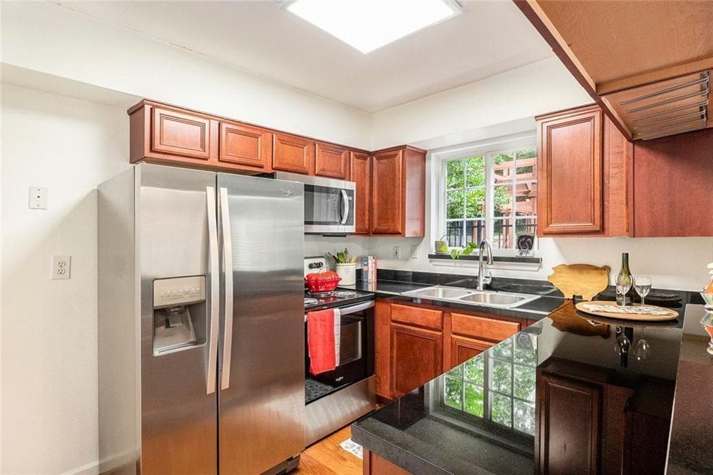 2 bedroom, 2 bathroom, 1,000 sq ft condominium under contract at 6940 Roswell Road 16B, Atlanta, GA 30328 — photo 9