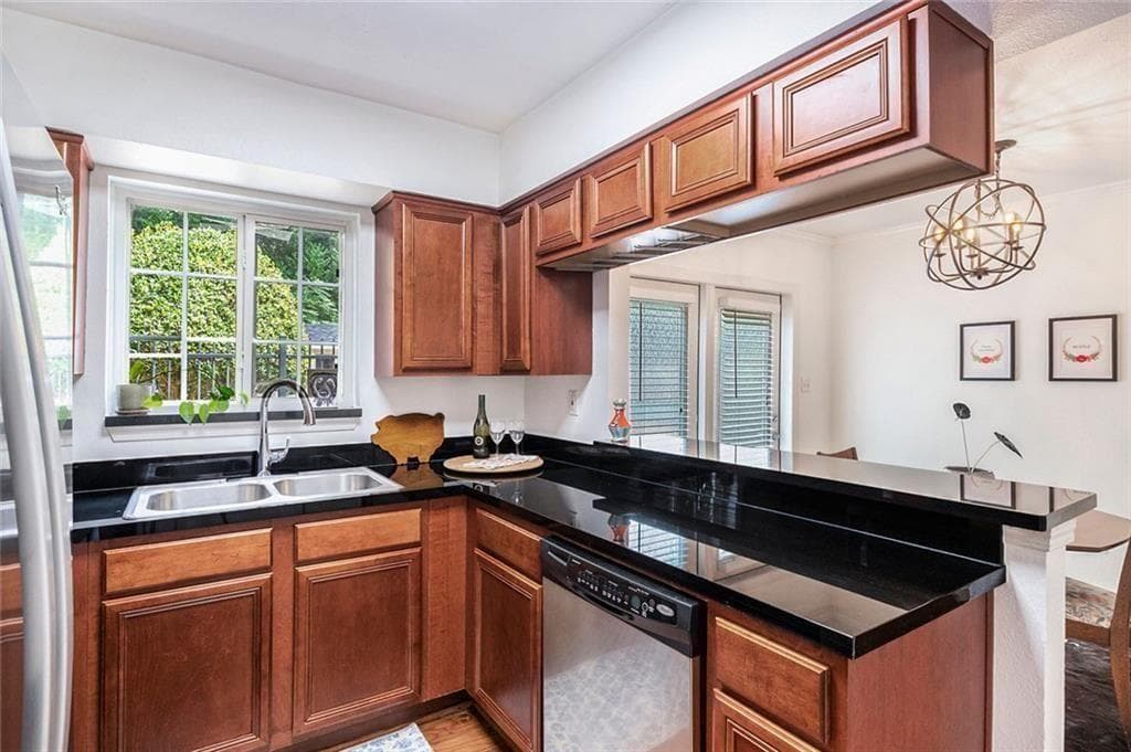 2 bedroom, 2 bathroom, 1,000 sq ft condominium under contract at 6940 Roswell Road 16B, Atlanta, GA 30328 — photo 10