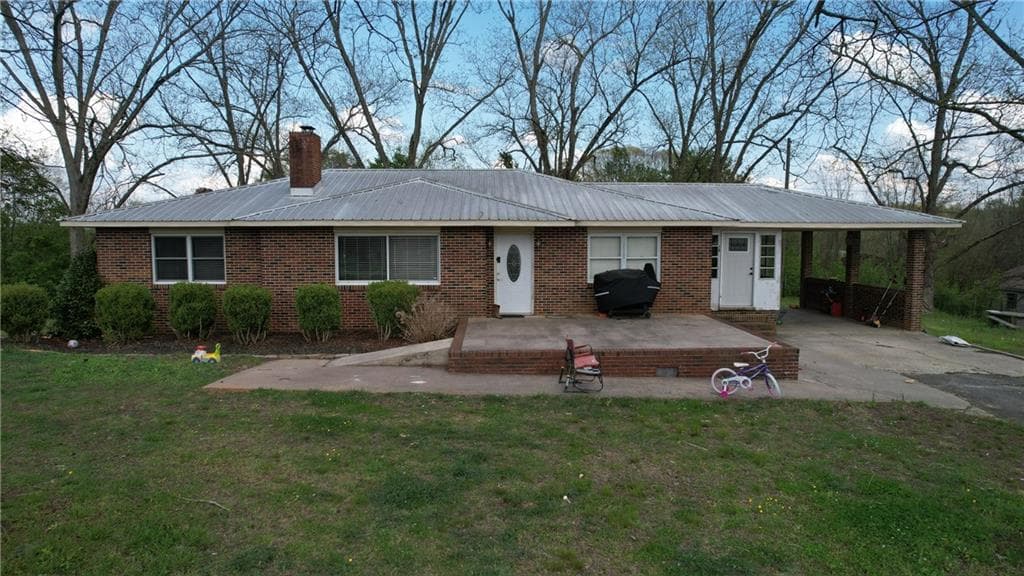 3 bedroom, 2 bathroom, 1,882 sq ft single family residence for sale at 6082 Franklin Goldmine Road, Cumming, GA 30028 — photo 1 of 11