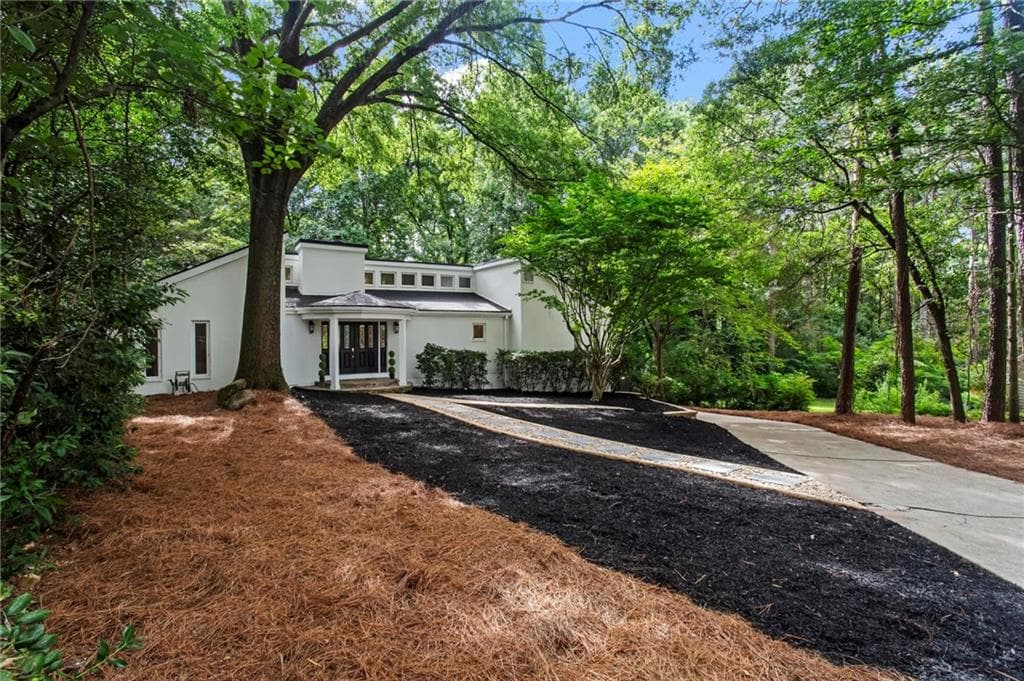 4 bedroom, 3 bathroom, 3,076 sq ft single family residence for sale at 4321 King Springs Road, Smyrna, GA 30082 — photo 4