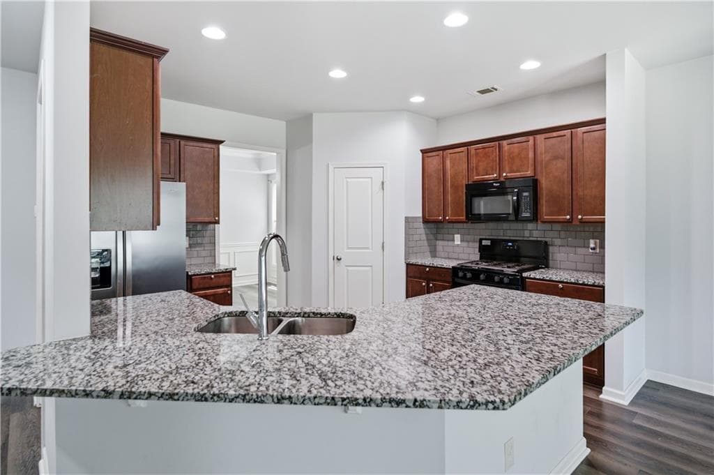 4 bedroom, 3 bathroom, 2,377 sq ft single family residence for rent at 4960 Ducote Trail, Alpharetta, GA 30004 for $2,850 a month — photo 3